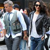 12. April 2015: Amal Clooney besucht George Clooney am Set seines neuen Films "Money Monster" in New York. Ein gefährlicher Job scheint auf den Schauspieler zu zukommen, wenn man sich sein Outfit anschaut.
