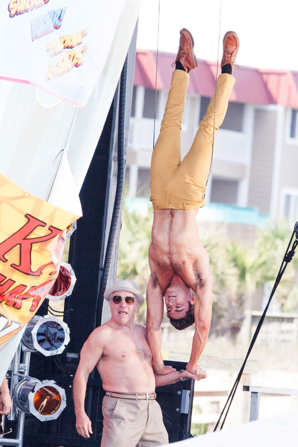 28. April 2015: Volle Action! Oberkörperfrei drehen Zac Efron und Robert De Niro den Film "Dirty Grandpa".