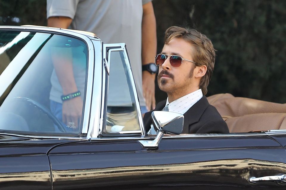 2. Februar 2015: Es scheint so als würde sich Ryan Gosling sehr wohl fühlen in seiner neuen Rolle in "The Nice Guys". Der Krimi soll 2016 in die Kinos kommen.