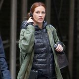 19. April 2015: Sehr beschäftigt erscheint Julia Roberts mit einem Headset bei den Dreharbeiten von "Money Monster".