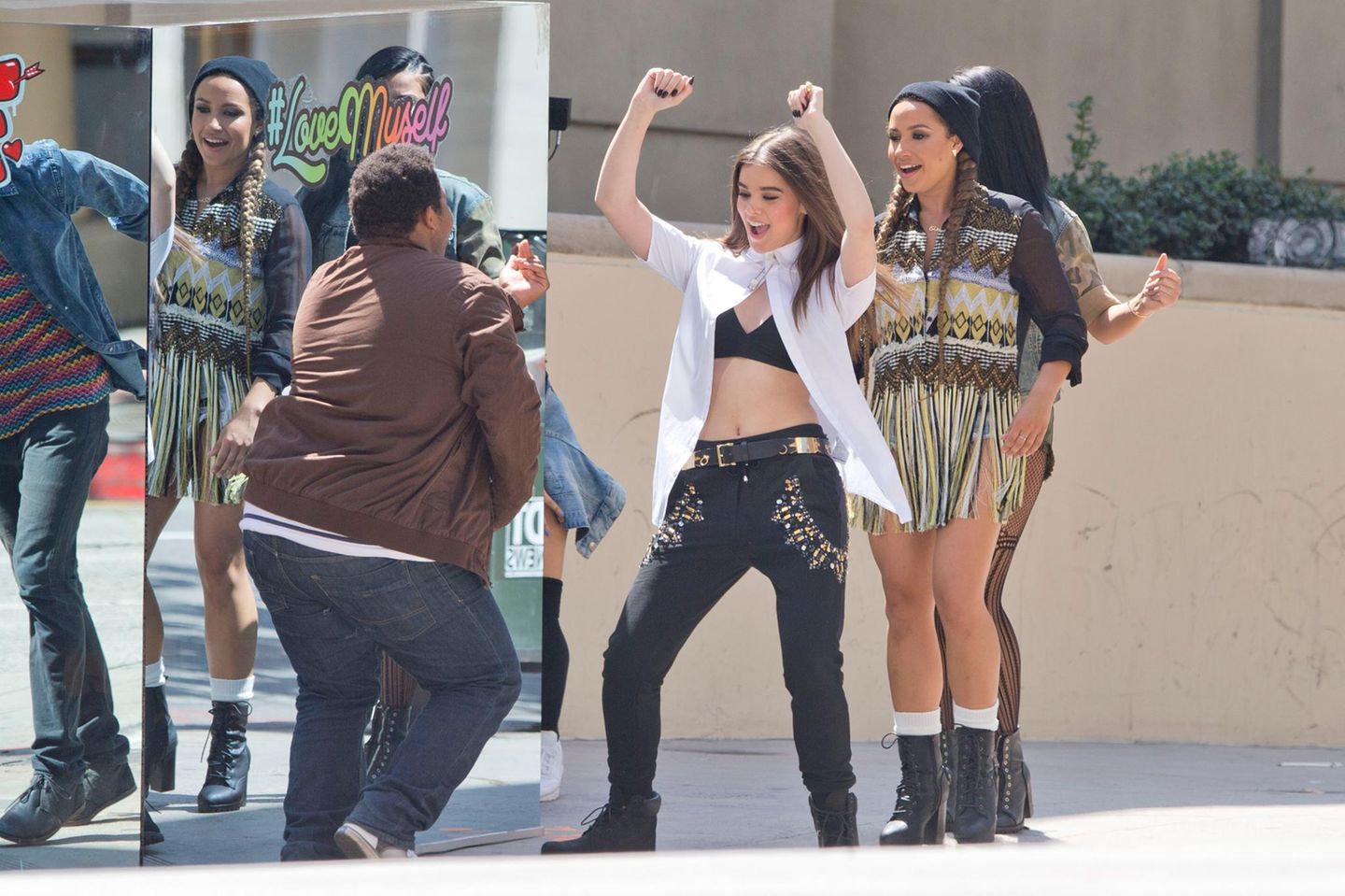 22. Juli 2015: Hailee Steinfeld tanzt für das Video ihres ersten Liedes "Love Myself" vor einem Spiegel in Downtown Los Angeles.