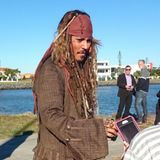 1. Juni 2015: "Captain Jack Sparrow" ist wieder unterwegs! Johnny Depp steht in Australien für den neuen "Fluch der Karibik"-Streifen erneut als Kultpirat vor der Kamera.