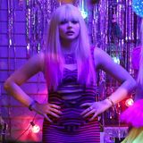 28. Oktober 2015: In einer weiteren Filmszene für "Neighbours 2" trägt Chloe Grace Moretz ein pink-schwarz gestreiftes Minikleid und eine blonde Perücke. Let ?s party!
