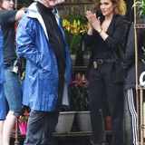 8. Juni 2015: Jennifer Lopez nimmt bei den Dreharbeiten zu dem Film "Shades of Blue" Regieanweisungen entgegen.