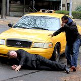 12. November 2015: Alec Baldwin wirft sich für die Dreharbeiten zum Drama "Blind" vor ein Taxi.