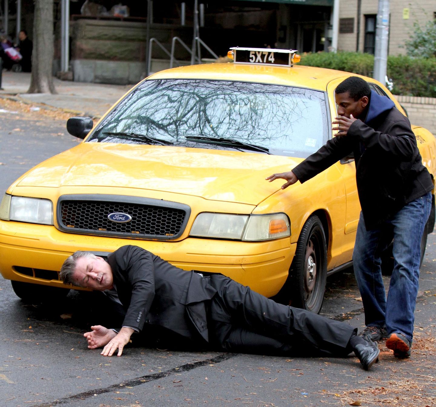 12. November 2015: Alec Baldwin wirft sich für die Dreharbeiten zum Drama "Blind" vor ein Taxi.