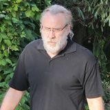 22. Mai 2015: So haben wir ihn noch nie gesehen - Nicolas Cage trägt für seine Rolle als Osama Bin Laden in "Amy Of One" die Haare weiß, ob er seine Haare dafür färben musste oder ob er sie einfach mal nicht gefärbt hat bleibt offen ...