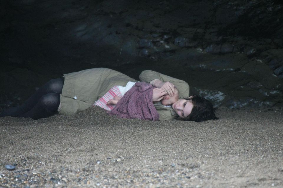 27. Januar 2015: Rooney Mara liegt an einem Strand mit einem Baby im Arm beim Dreh von "The Secret Scripture". Das Baby ist natürlich nur eine Puppe. 27. Januar 2015: Rooney Mara liegt an einem Strand mit einem Baby im Arm beim Dreh von "The Secret Scripture". Das Baby ist natürlich nur eine Puppe.