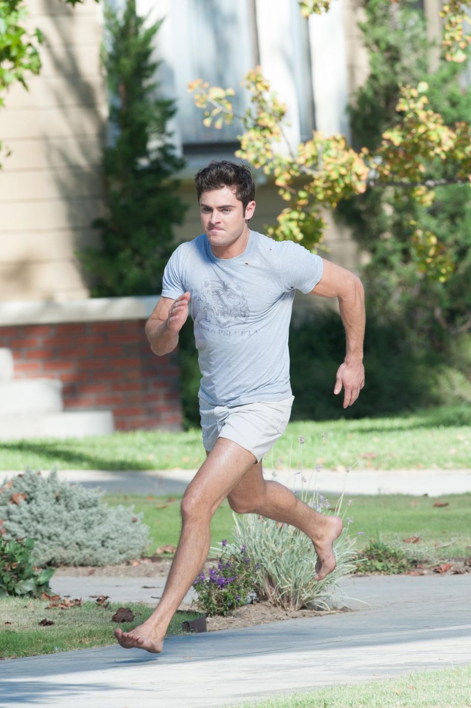 26. Oktober 2015: In einer Filmszene für "Neighbors 2" rennt Zac Efron barfuß die Strasse entlang. Welchen Nachbarn er wohl diesmal ärgert?
