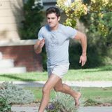 26. Oktober 2015: In einer Filmszene für "Neighbors 2" rennt Zac Efron barfuß die Strasse entlang. Welchen Nachbarn er wohl diesmal ärgert?