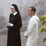 5. August 2015: Diane Keaton steht als Nonne und Jude Law steht als Papst für ein TV-Drama vor der Kamera.