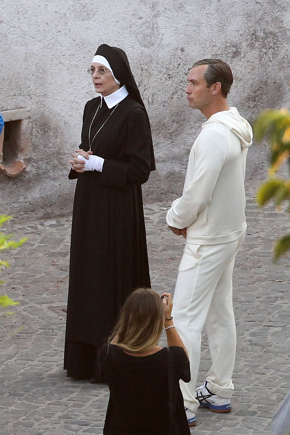 5. August 2015: Diane Keaton steht als Nonne und Jude Law steht als Papst für ein TV-Drama vor der Kamera.