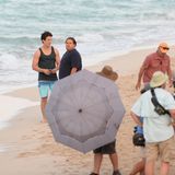 8. Mai 2015: Jonah Hill und Schauspielkollege Miles Teller sind am Set von "Arms and Dudes" am Strand von Miami und warten auf Regieanweisungen.