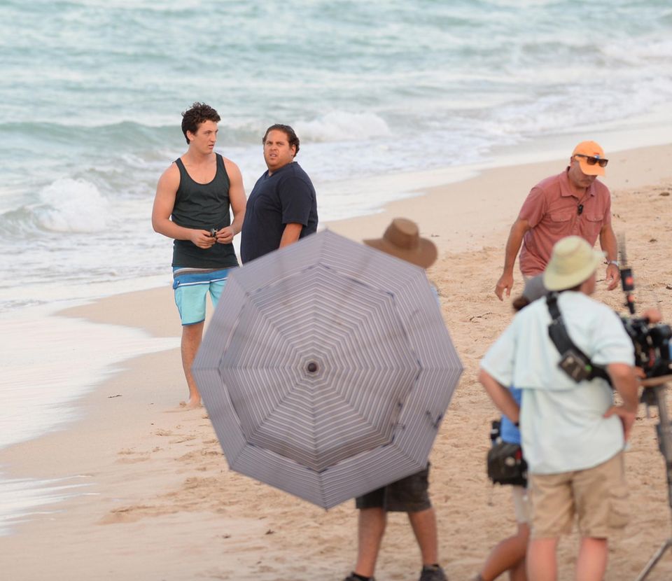 8. Mai 2015: Jonah Hill und Schauspielkollege Miles Teller sind am Set von "Arms and Dudes" am Strand von Miami und warten auf Regieanweisungen.