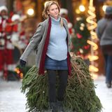 13. Oktober 2015: Renée Zellweger schleppt als "Bridget Jones" einen Weihnachtsbaum durch den Borough Market in London.