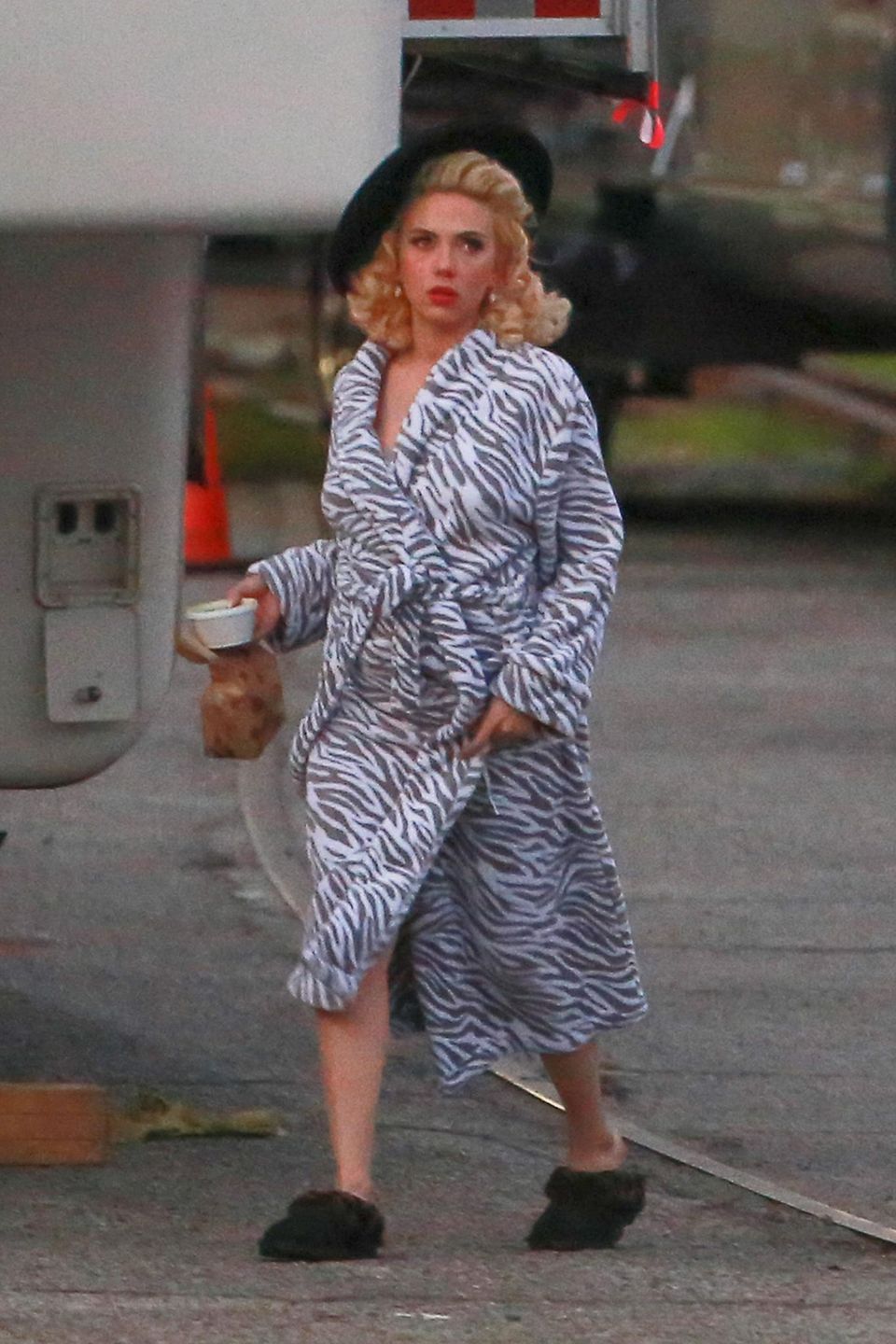 16. Januar 2015: Während der Drehpausen am Set von "Hail, Caeser!" läuft Scarlett Johansson in eimen bequemen Bademantel im Zebralook herum. 16. Januar 2015: Während der Drehpausen am Set von "Hail, Caeser!" läuft Scarlett Johansson in eimen bequemen Bademantel im Zebralook herum.