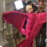 19. August 2015: Lady Gaga tanzt für "American Horror Story: Hotel" in einem pinken Kleid durch Los Angeles.