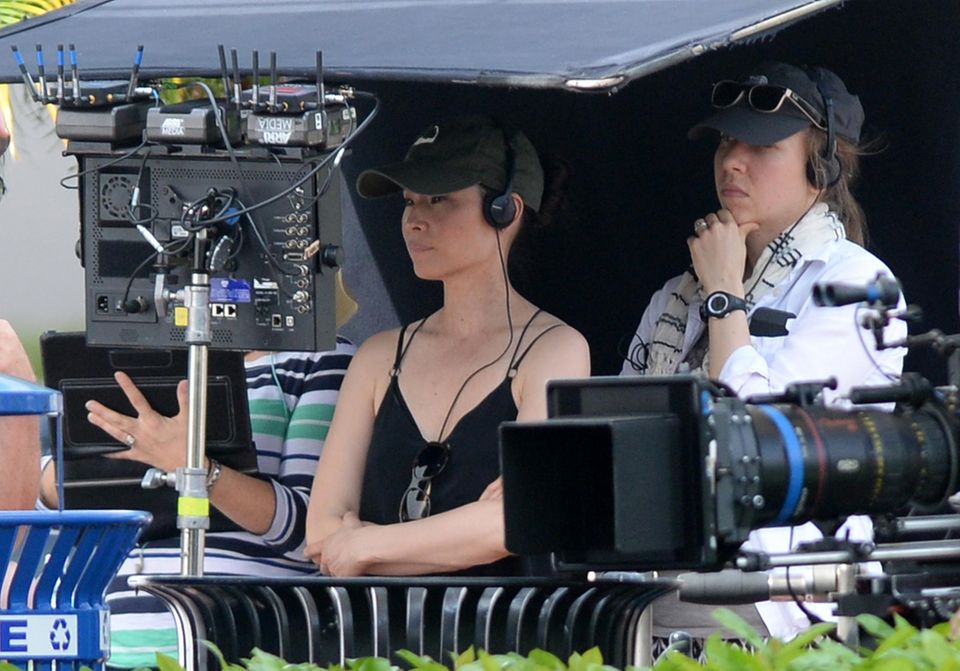 15. Juni 2015: Lucy Liu führt selbst Regie bei einer Folge der TV-Show "Graceland" in Florida.