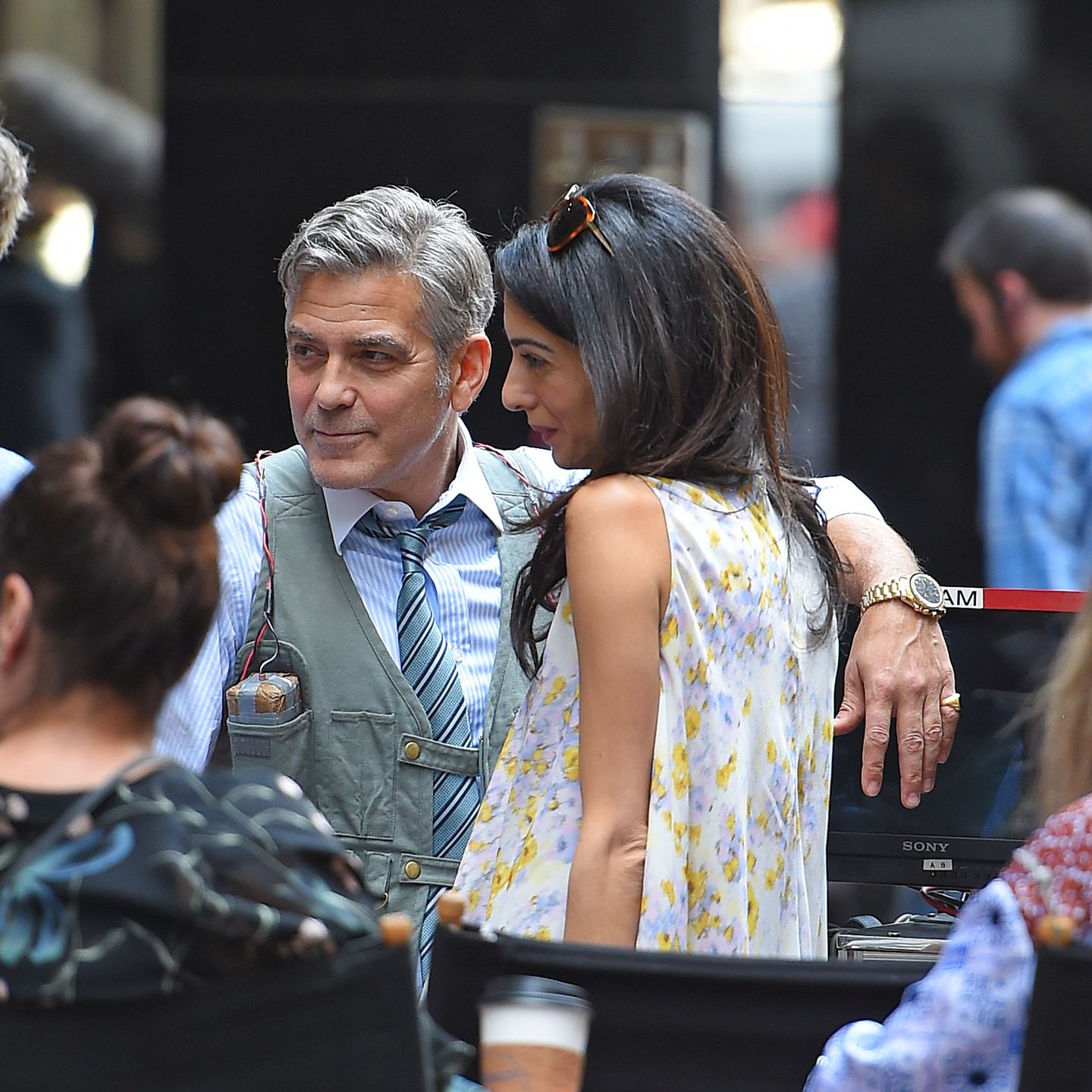 18. April 2015: Amal und George Clooney könnten nicht verliebter aussehen als am Set seines neuen Films in New York.