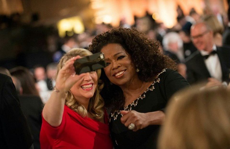 Alle wollen ein Selfie mit Oprah Winfrey.