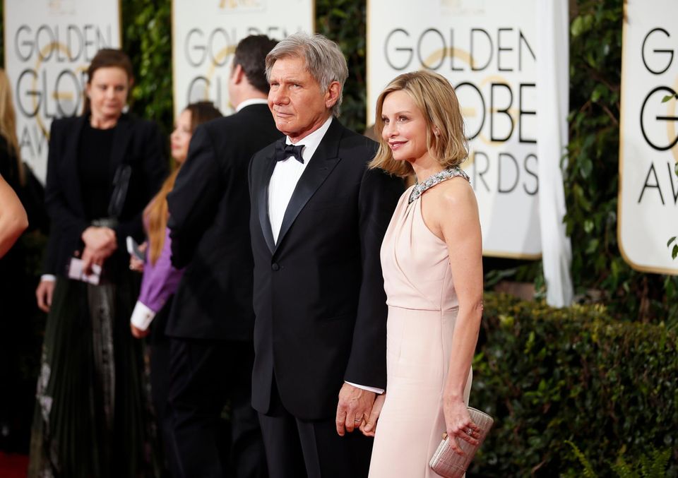 Harrison Ford und Calista Flockhart posieren auf dem roten Teppich.