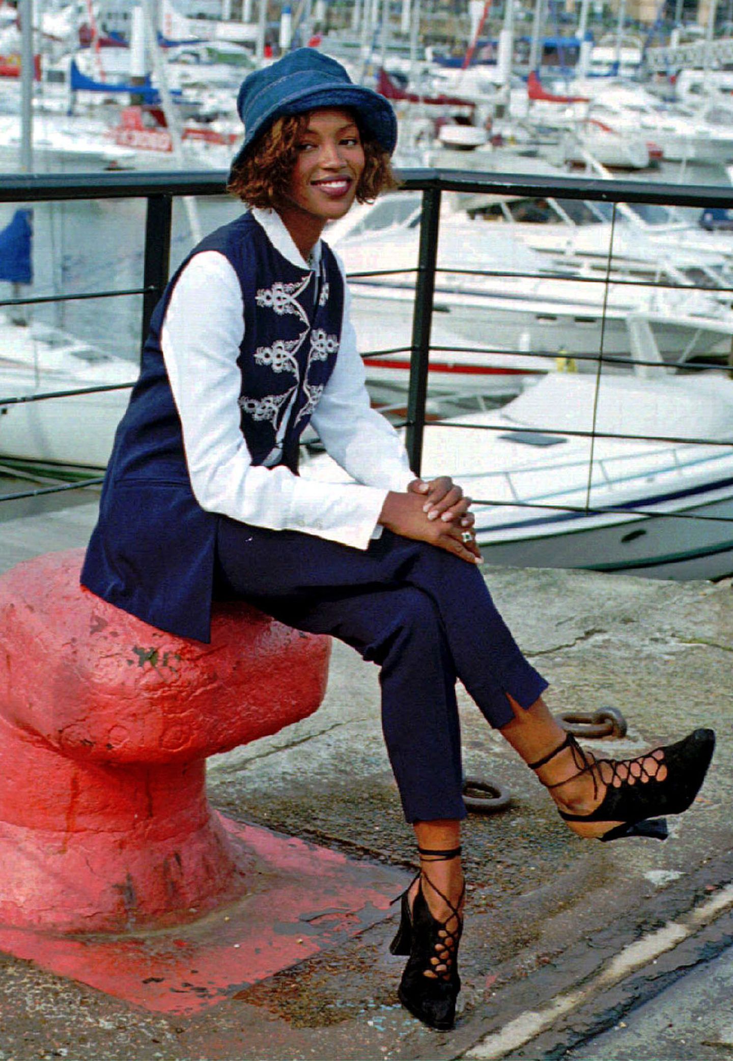 Die Londonerin Naomi Campbell hat jamaikanische und, väterlicherseits, jamaikanisch-chinesische Wurzeln. Mit gerade einmal 15 Jahren von einer Agentin der Elle entdeckt, startete Campbell Ende der Achtziger Jahre eine unvergleichliche Karriere. Als erstes schwarzes Model schaffte sie es auf das Cover der französischen Vogue.