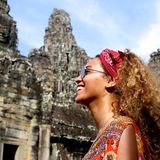 In Kambodscha genießt sie die Atmosphäre alter Tempelanlagen.
