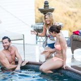 Im Pool will Petra die Chance auf ein Einzelgespräch nutzen. Samantha genehmigt sich lieber noch ein Glas Champagner.