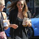 29. Juli 2015: Nina Dobrev kichert mit ihrer Freundin beim Kaffeplausch in West Hollywood.
