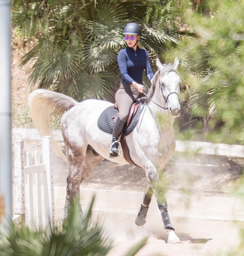 12. Mai 2015: Iggy Azalea macht nicht nur auf dem roten Teppich, sondern auch auf dem Pferd eine gute Figur. In Los Angeles trainiert sie für das nächste Springturnier.