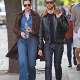 24. Mai 2015: Wie ein Gentleman trägt Adam Shulman, Anne Hathaways Tasche während sie zusammen in New York City unterwegs sind.