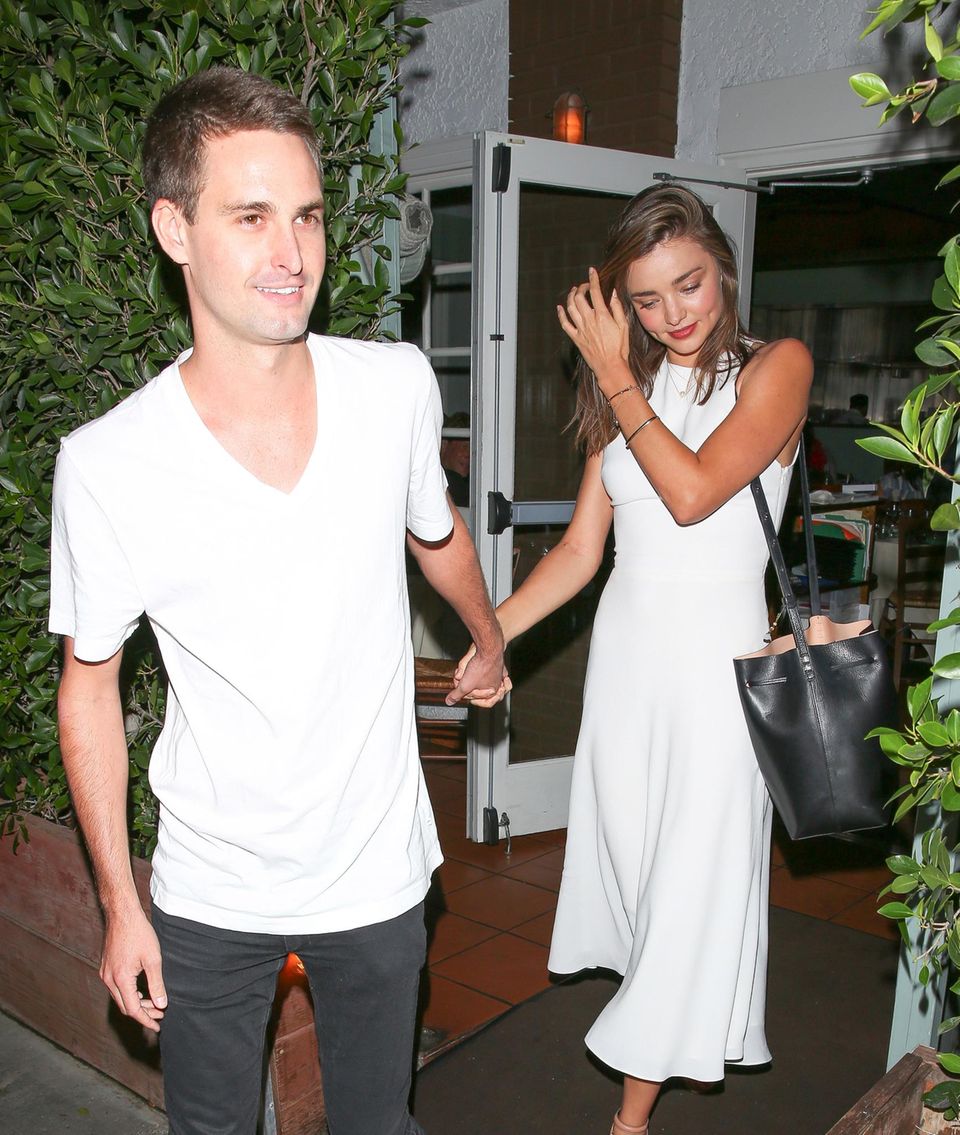 20. September 2015: Snapchat-Millionär Evan Spiegel und Miranda Kerr verlassen Hand in Hand ein Restaurant in Santa Monica.