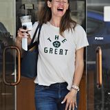 21. September 2015: Jennifer Garner kommt bestens gelaunt aus einem Kaffeeshop.
