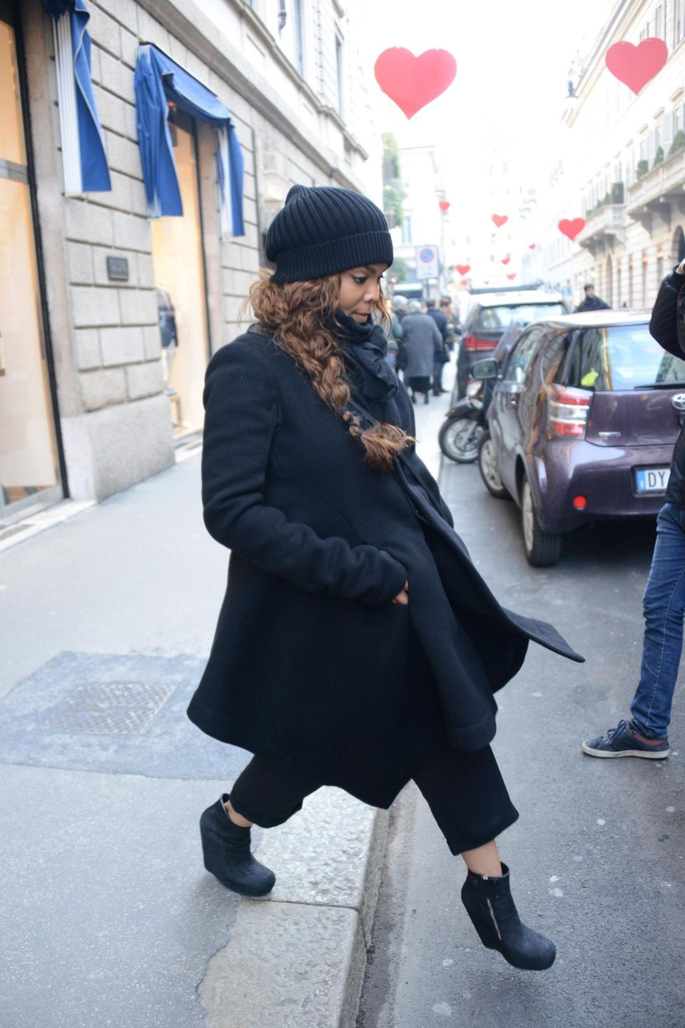 11. Februar 2015: In Italien ist Janet Jackson auf dem Weg zu "Giuseppe Zanotti", um sich dort teure Schuhe zu kaufen.
