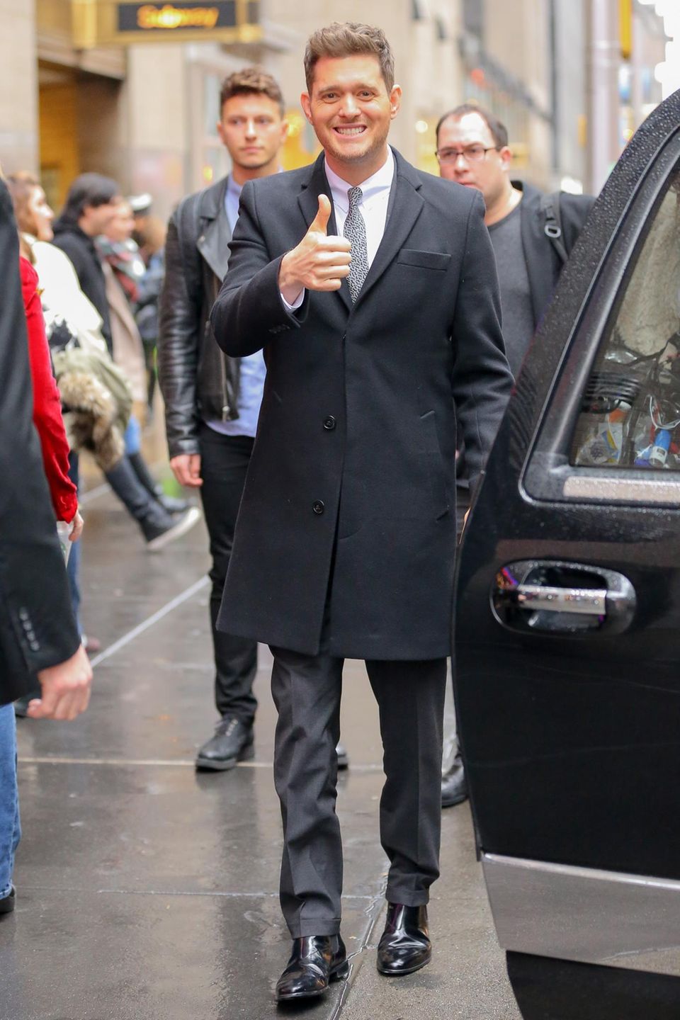 1. Dezember 2015: Michael Bublé ist bestens gelaunt in Midtown Manhattan untrwegs.