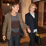 26. Oktober 2015: Nach einem Auftritt von Nicole verlassen Keith Urban und Nicole Kidman Händchen haltend das Londoner Noel Coward Theater.
