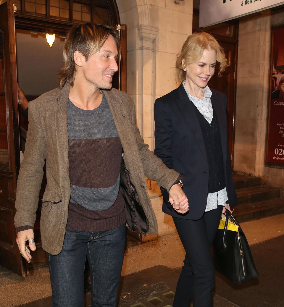 26. Oktober 2015: Nach einem Auftritt von Nicole verlassen Keith Urban und Nicole Kidman Händchen haltend das Londoner Noel Coward Theater.