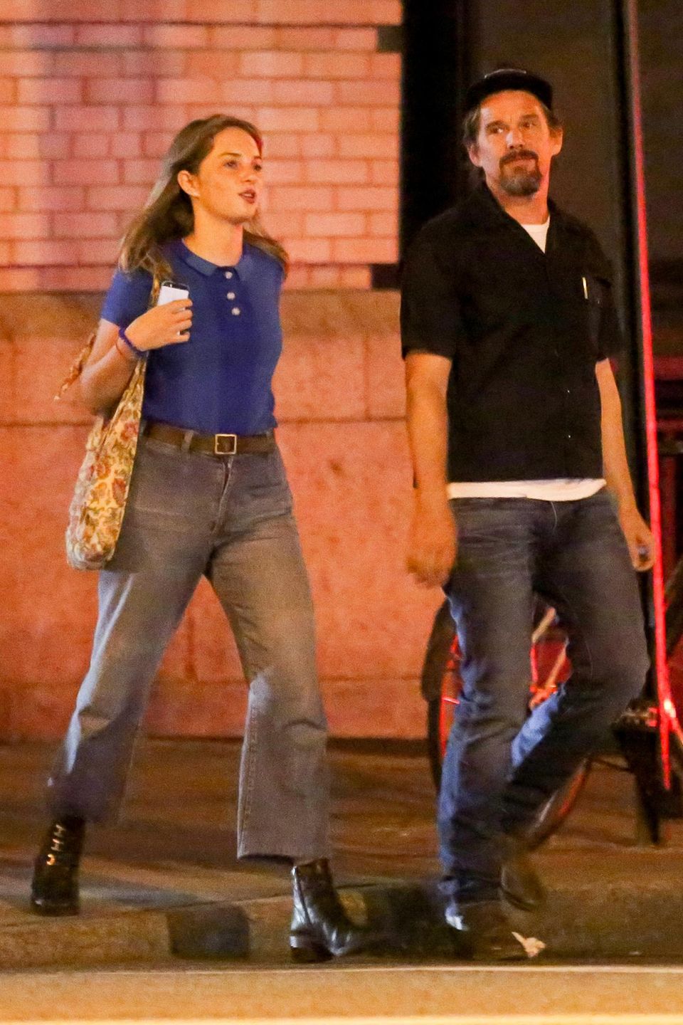 29. August 2015: Schauspieler Ethan Hawke streunt an einem Samstag Abend mit seiner Tochter Maya durch das West Village in New York.
