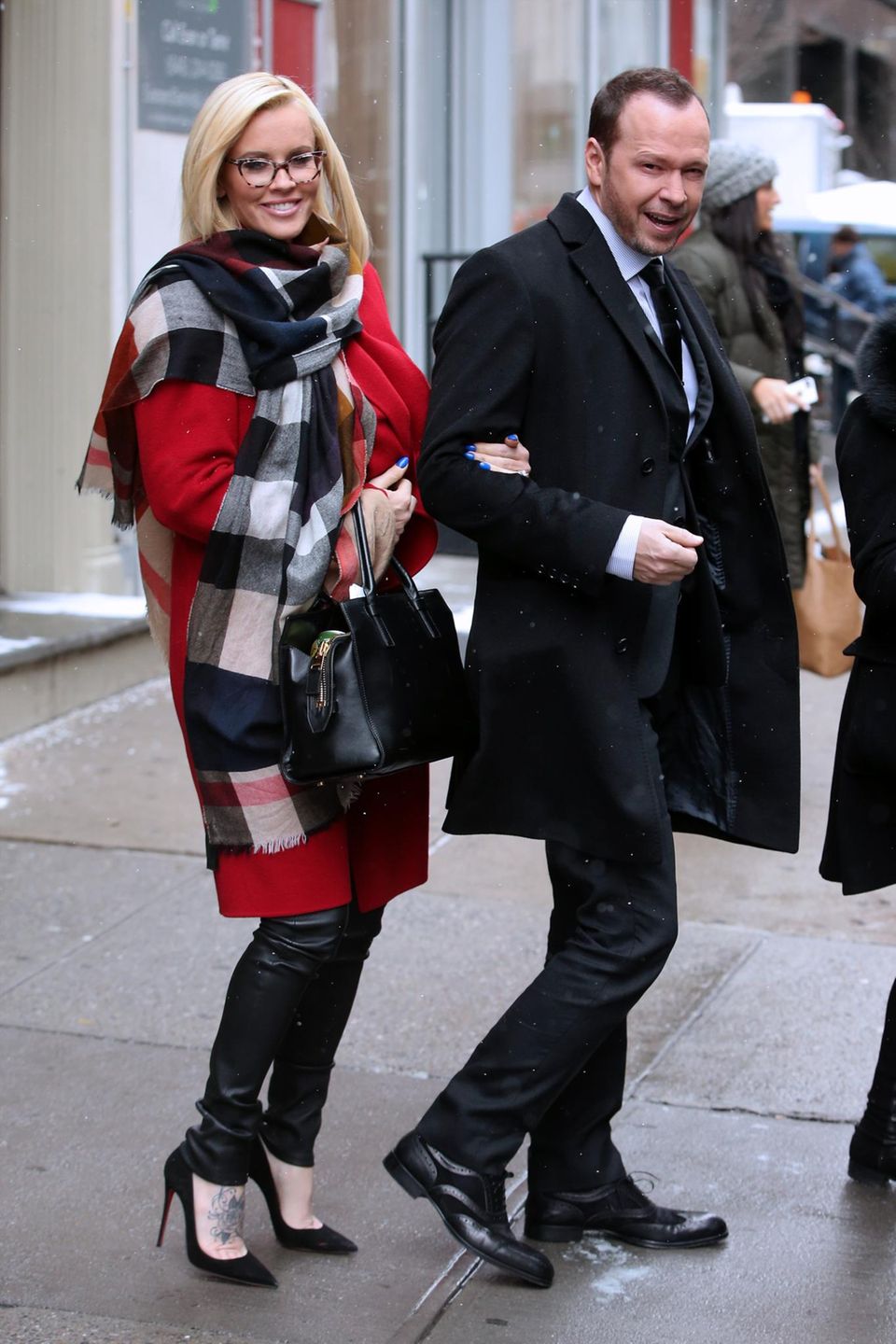 6. Januar 2015: Jenny McCarthy und Donnie Wahlberg auf dem Weg zum Studio von "Entertainment Tonight" in New York City. 6. Januar 2015: Jenny McCarthy und Donnie Wahlberg auf dem Weg zum Studio von "Entertainment Tonight" in New York City.