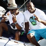 19. Juli 2015: Samuel L. Jackson und Magic Johnson sitzen im französischen St. Tropez zusammen in einem Boot.