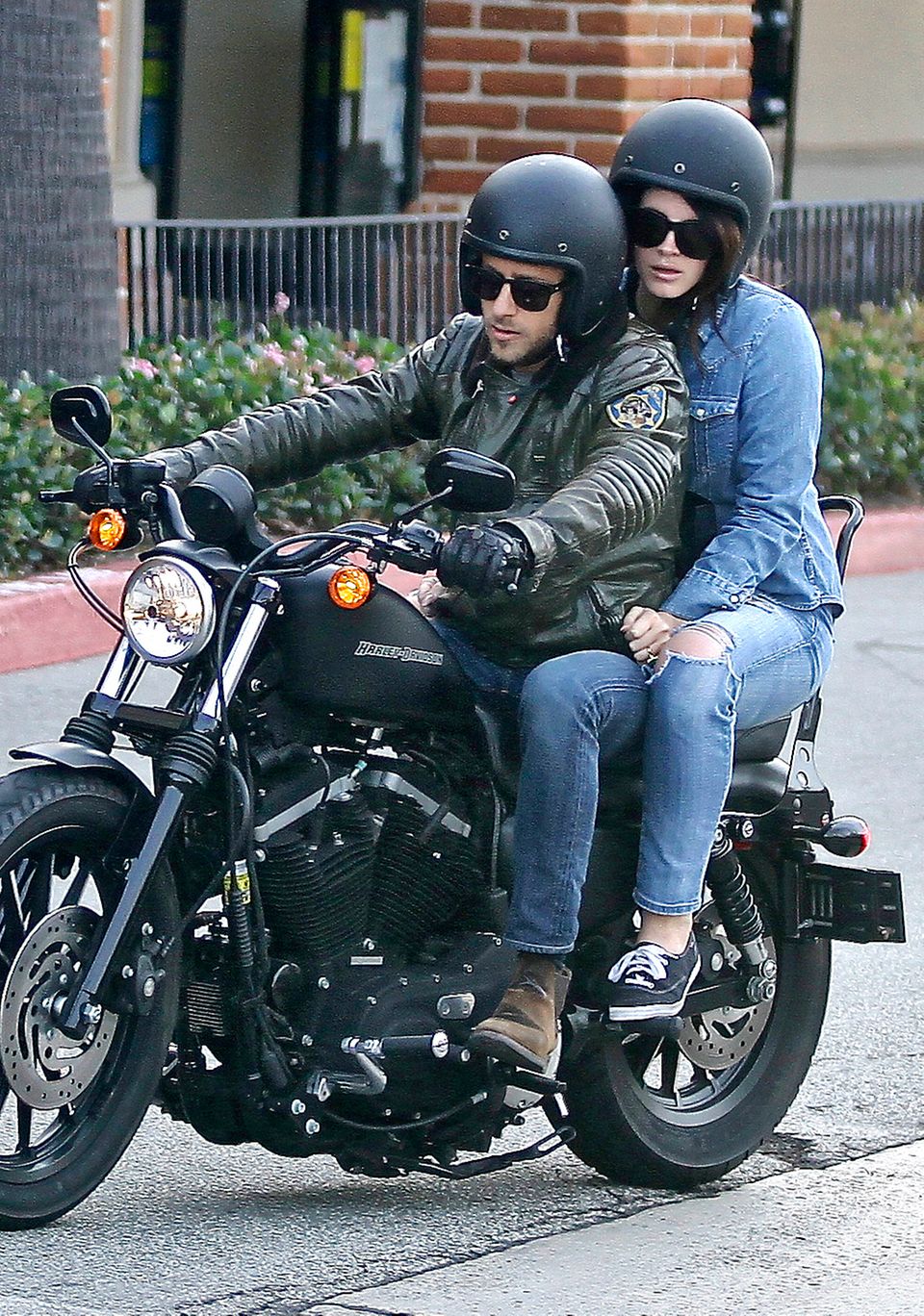 18. Januar 2015: In Malibu machen Lana Del Rey und ihr italienischer Freund Francesco Carrozzini eine romantische Motorradtour.