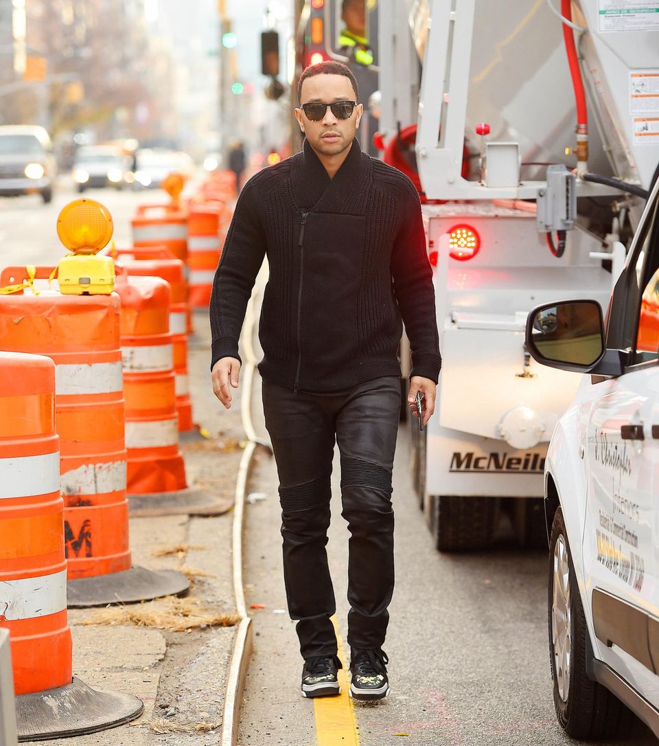 9. Dezember 2015: Walks the Line: John Legend ist im schönen New Yorker Stadtteil Soho unterwegs.