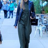 26. Oktober 2015: Olivia Wilde läuft sichtlich entspannt im chicken Jumpsuit und Biker-Lederjacke durch New York.