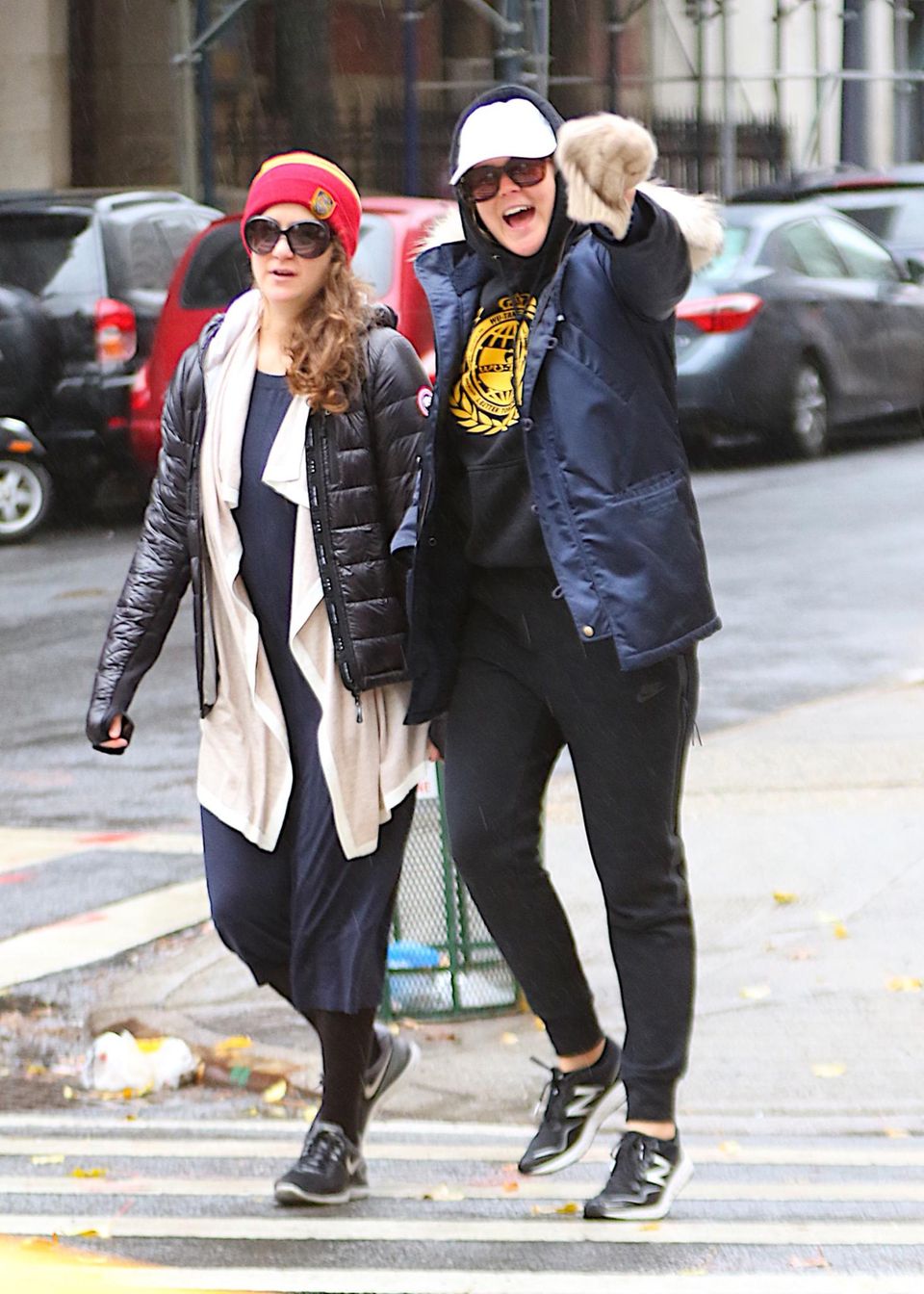 1. Dezember 2015: Amy Schumer schießt ein paar Selfies, während sie mit ihrer Schwester Kim Caramele in New York unterwegs ist.