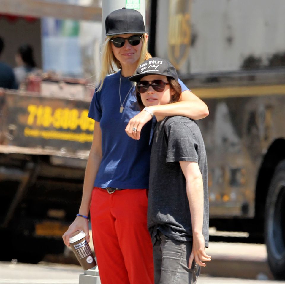 3. August 2015: Surferin Samantha Thomas und ihre Freundin Ellen Page laufen händchenhaltend durch New York. 3. August 2015: Surferin Samantha Thomas und ihre Freundin Ellen Page laufen händchenhaltend durch New York.