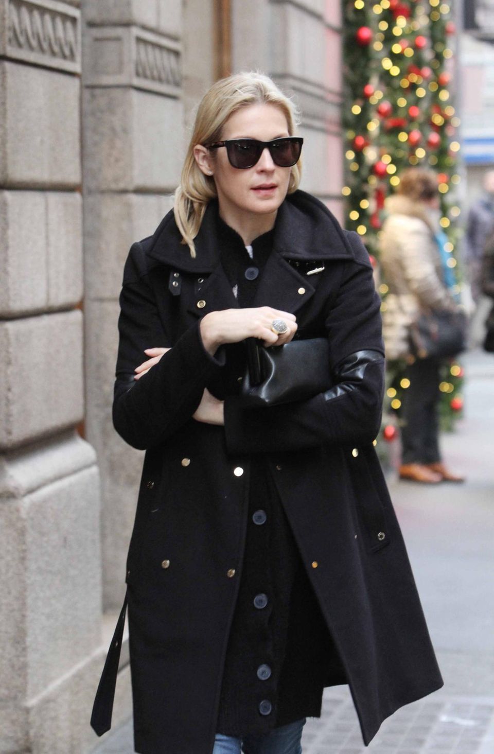 22. Dezember 2015: Die amerikanische Schauspielerin Kelly Rutherford läuft allein durch Mailand. Sie hat soeben das Sorgerecht für ihre Kinder verloren. 22. Dezember 2015: Die amerikanische Schauspielerin Kelly Rutherford läuft allein durch Mailand. Sie hat soeben das Sorgerecht für ihre Kinder verloren.