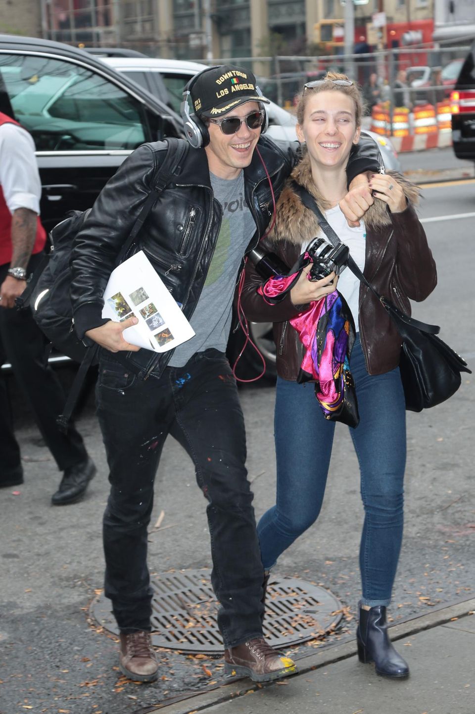 5. November 2015: James Franco kommt bestens gelaunt mit einer Freundin in seinem Hotel in Manhattan an.
