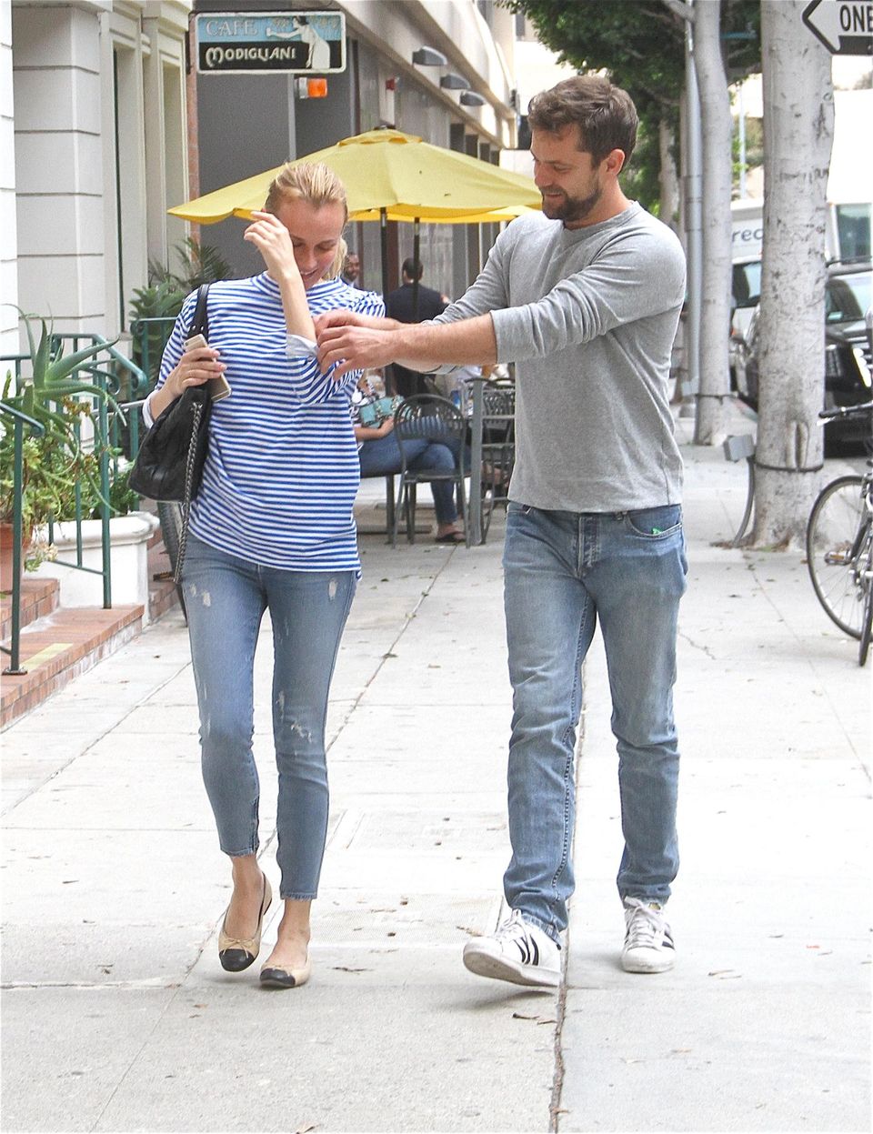 27. Oktober 2015: Diane Kruger und Joshua Jackson spazieren amüsiert durch Beverly Hills.