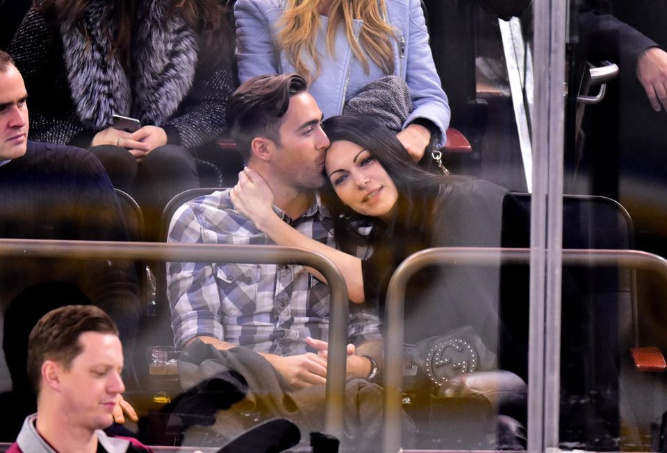 3. Dezember 2015: Im New Yorker "Madison Square Garden" kuschelt Laura Prepon auf der Tribüne mit einem unbekannten Mann, mit dem sie sich ein Eishockeyspiel anschaut. Hat die "Orange Is The New Black"-Darstellerin, die behauptet, niemand würde sie daten, endlich eine Romanze gefunden?
