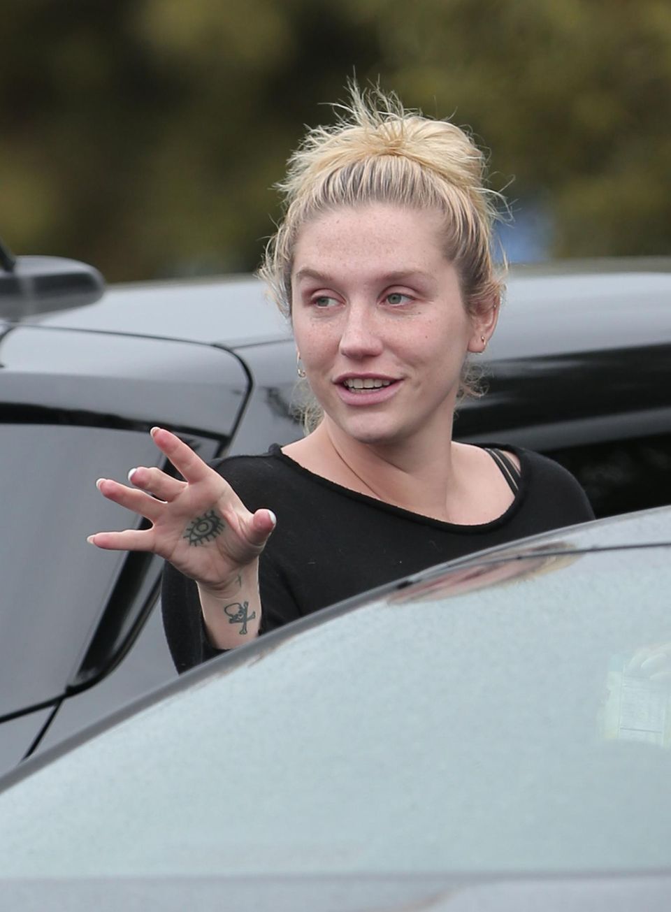 7. Februar 2015: Auf einem Parkplatz in Los Angeles ist eine ungeschminkte Kesha auf dem Weg zu ihrem Wagen.